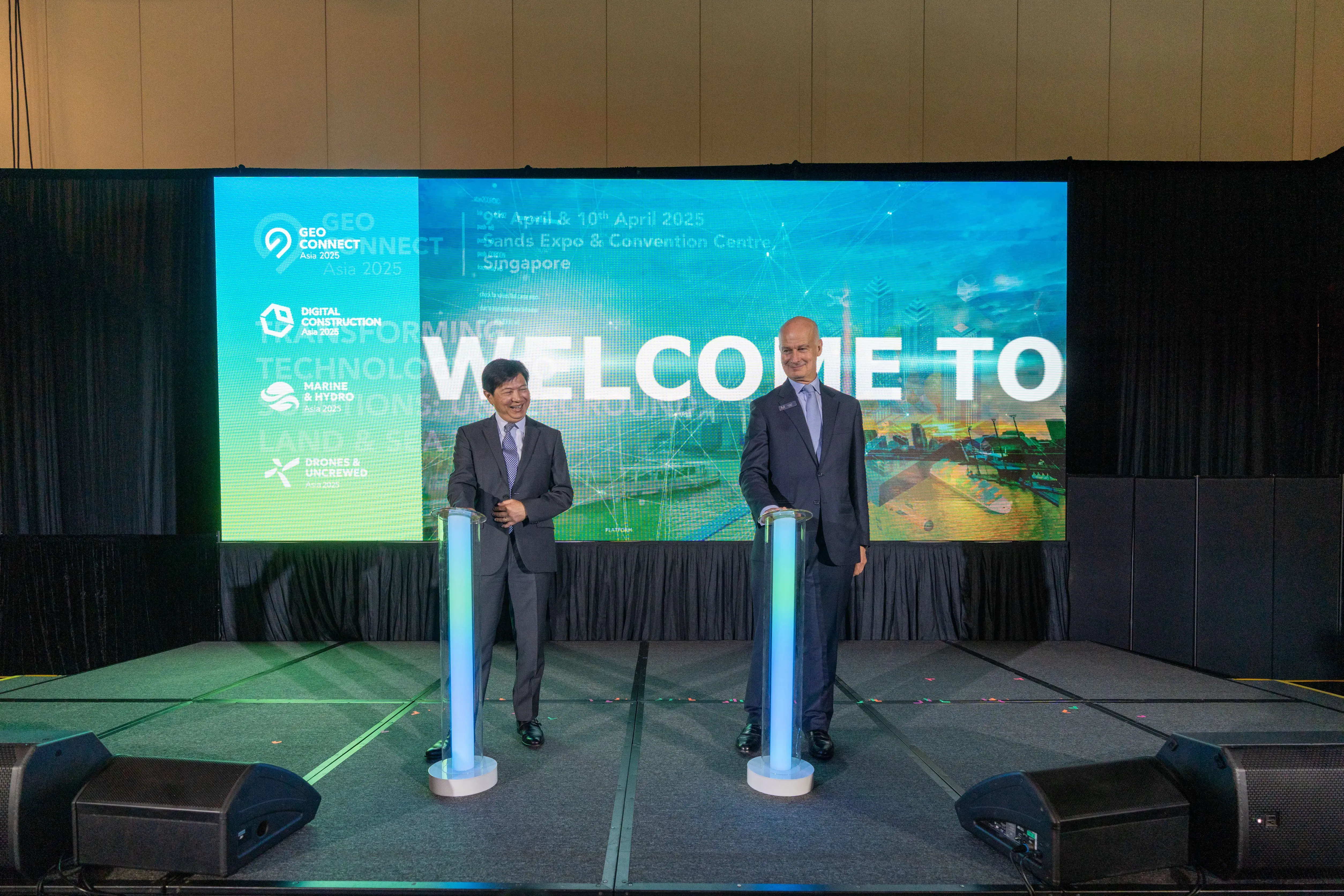 Mr Yeoh Oon Jin, Chairman of Singapore Land Authority (SLA) and Mr Rupert Owen, Co-Founder of Geo Connect Asia launching Geo Connect Asia 2025 on stage.